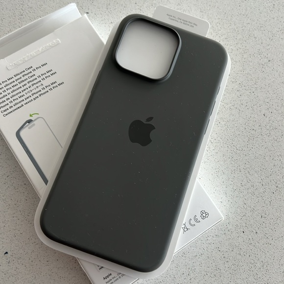 Iphone 15 Pro Max Silicone Case Magsafe - Picture 3 of 3